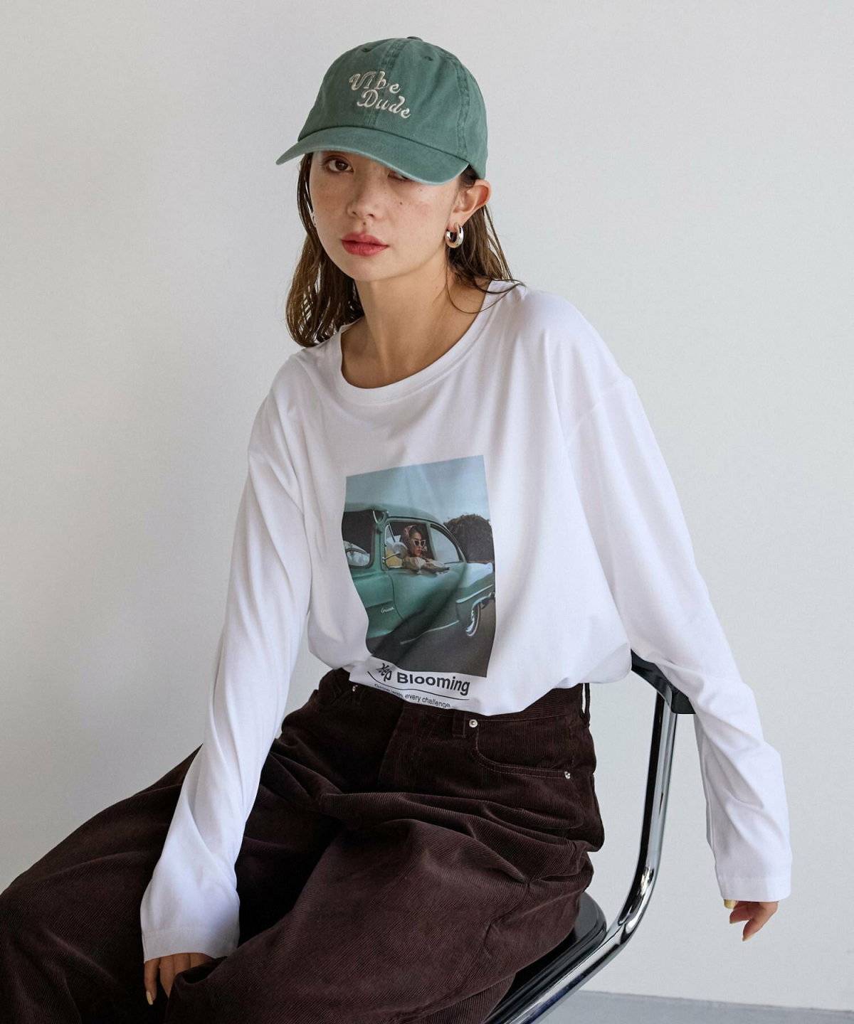 ロングTシャツにパンツを合わせた女性