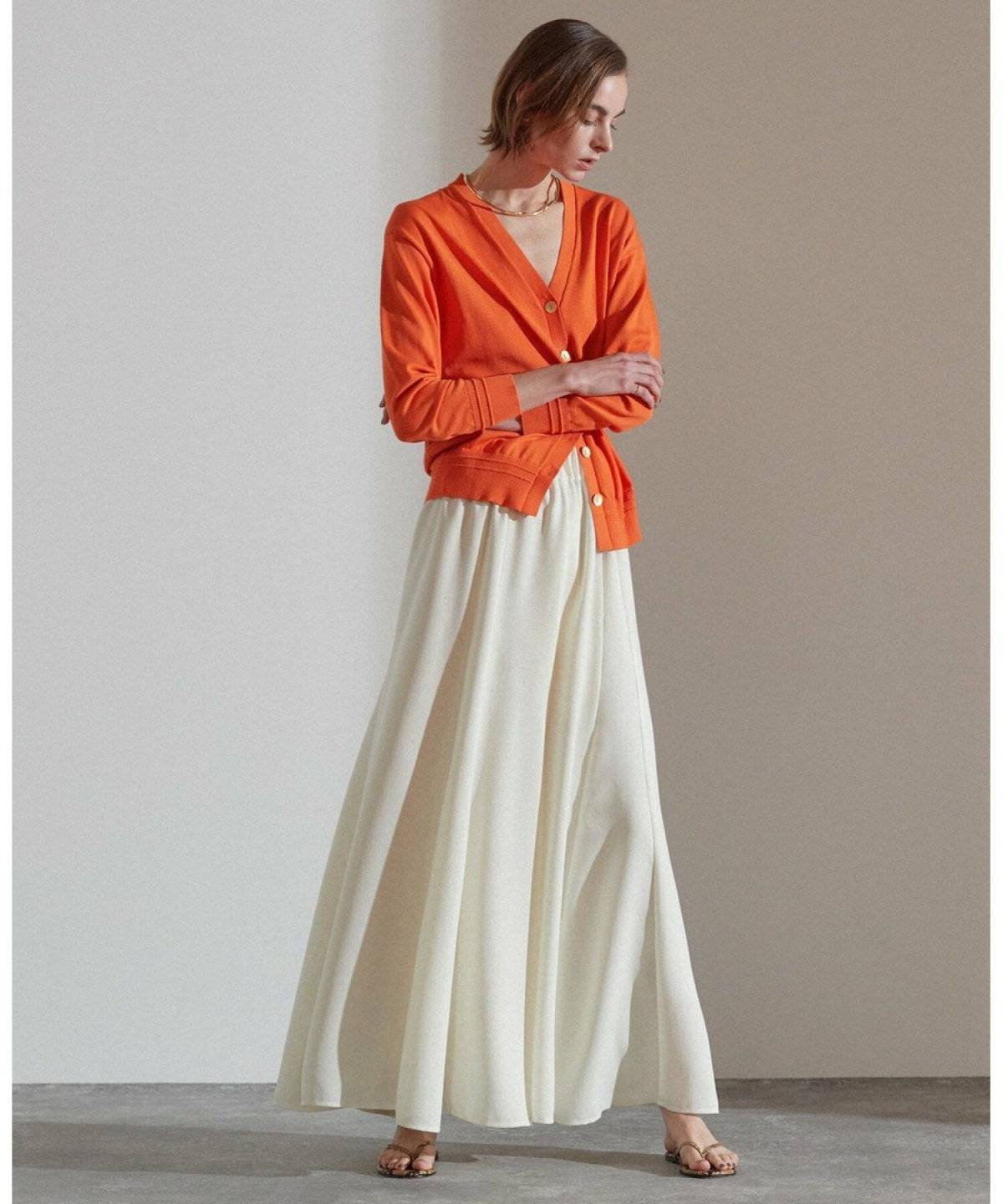 オレンジのカーディガンコーデ