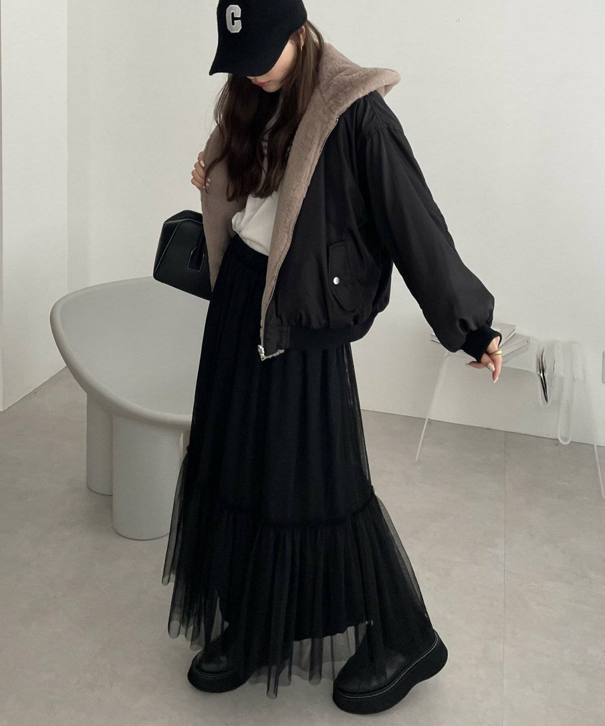 オールブラックコーデの女性