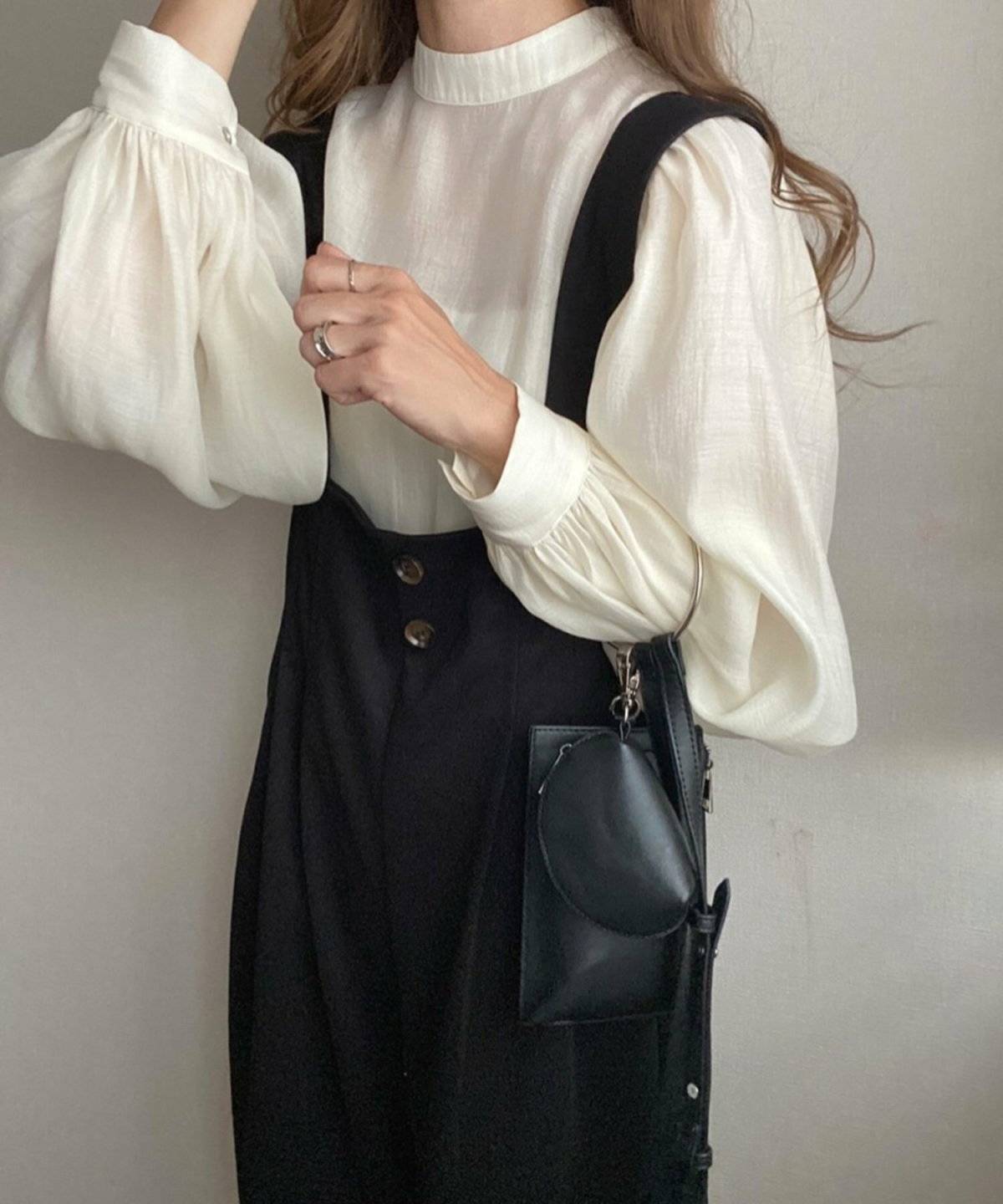 モノトーンコーデの女性