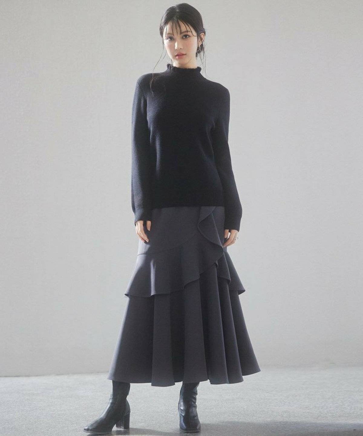 オールブラックコーデの女性