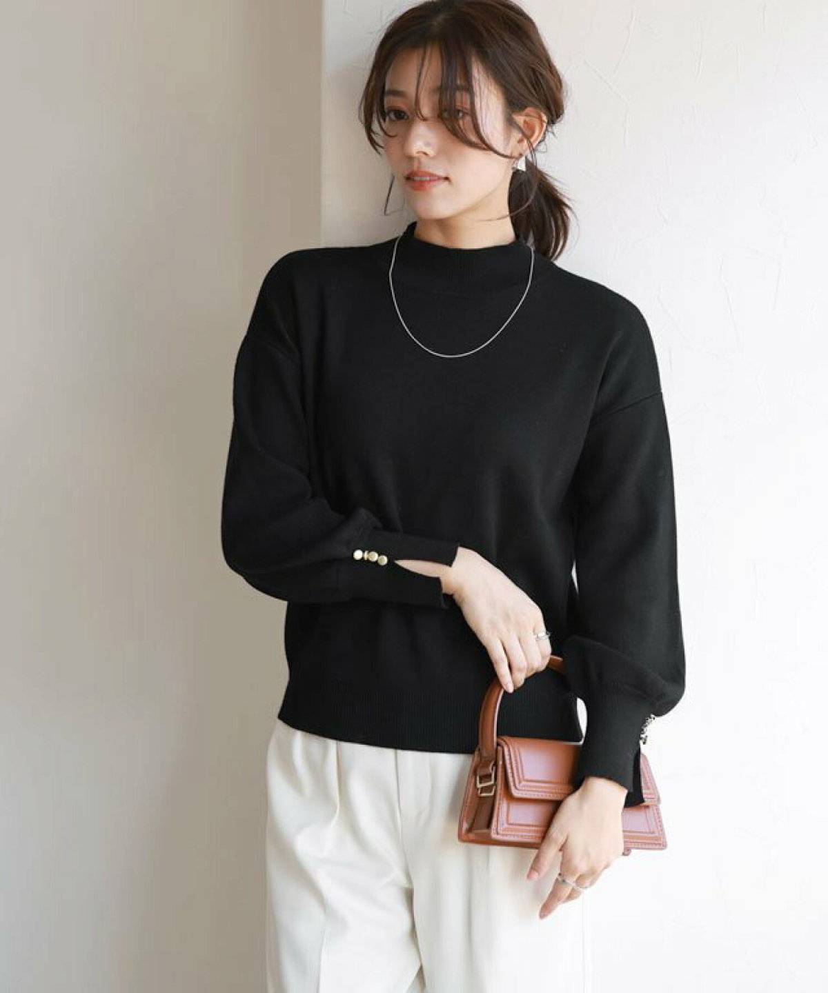 モノトーンコーデの女性