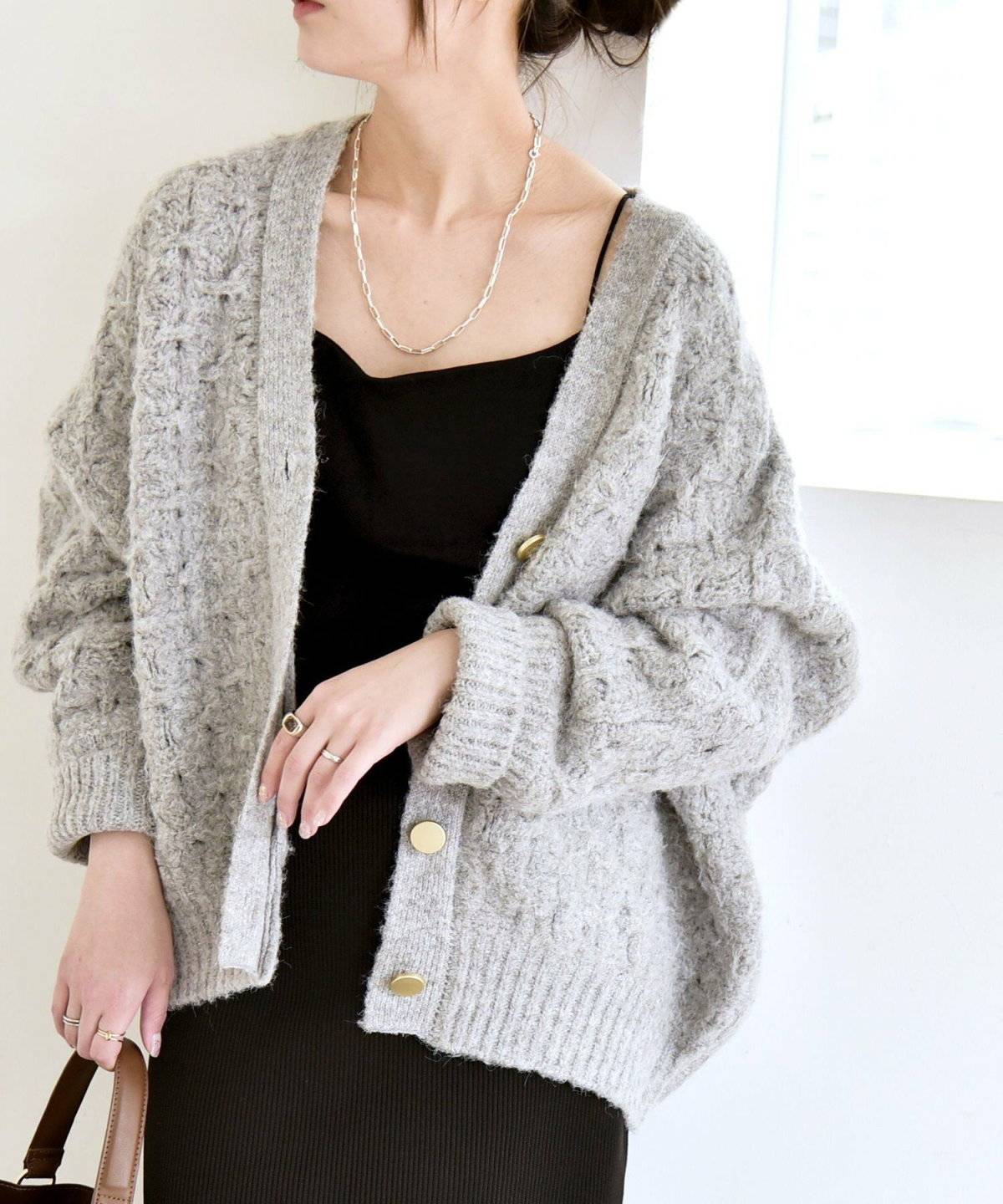 モノトーンコーデの女性