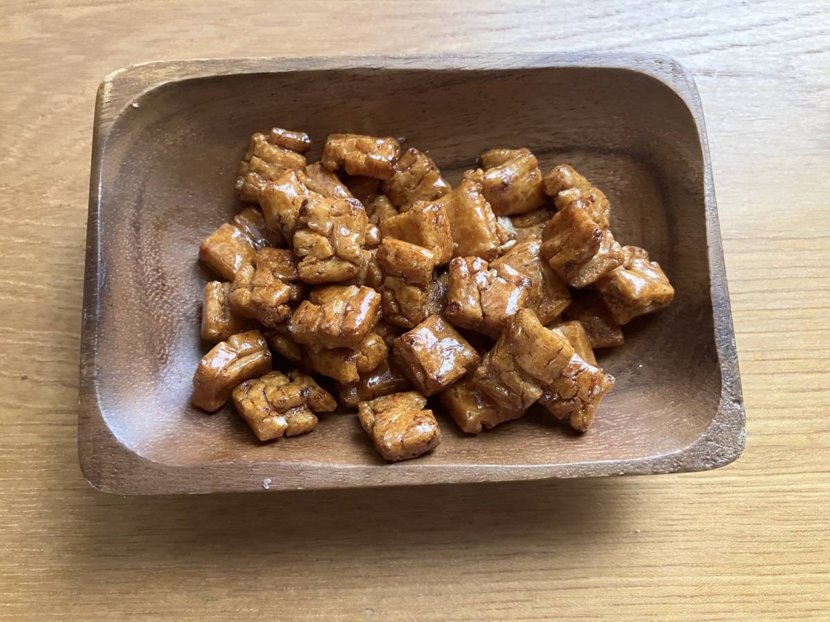 セリアのたぶん日本一堅いあられ(醤油味)