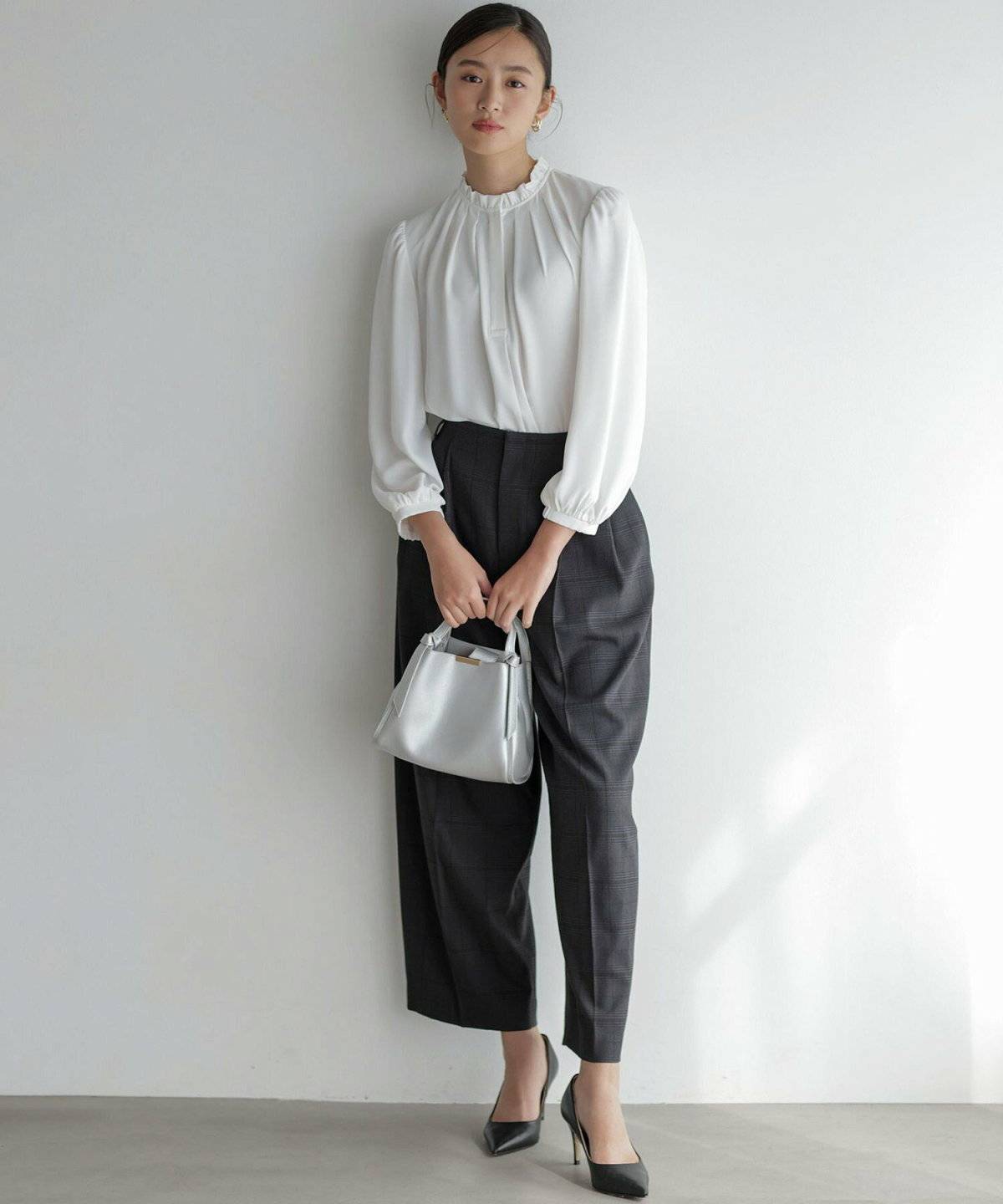 モノトーンコーデの女性