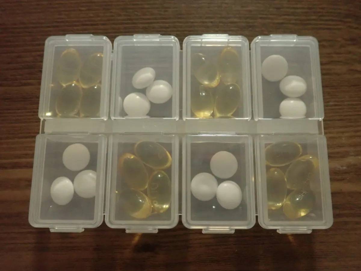 DAISO(ダイソー)：サプリメント容器8マス