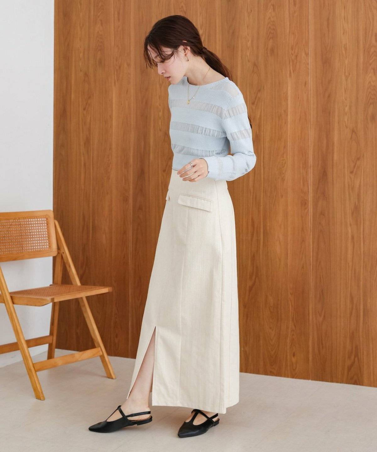 ホワイトロングデニムスカートコーデ