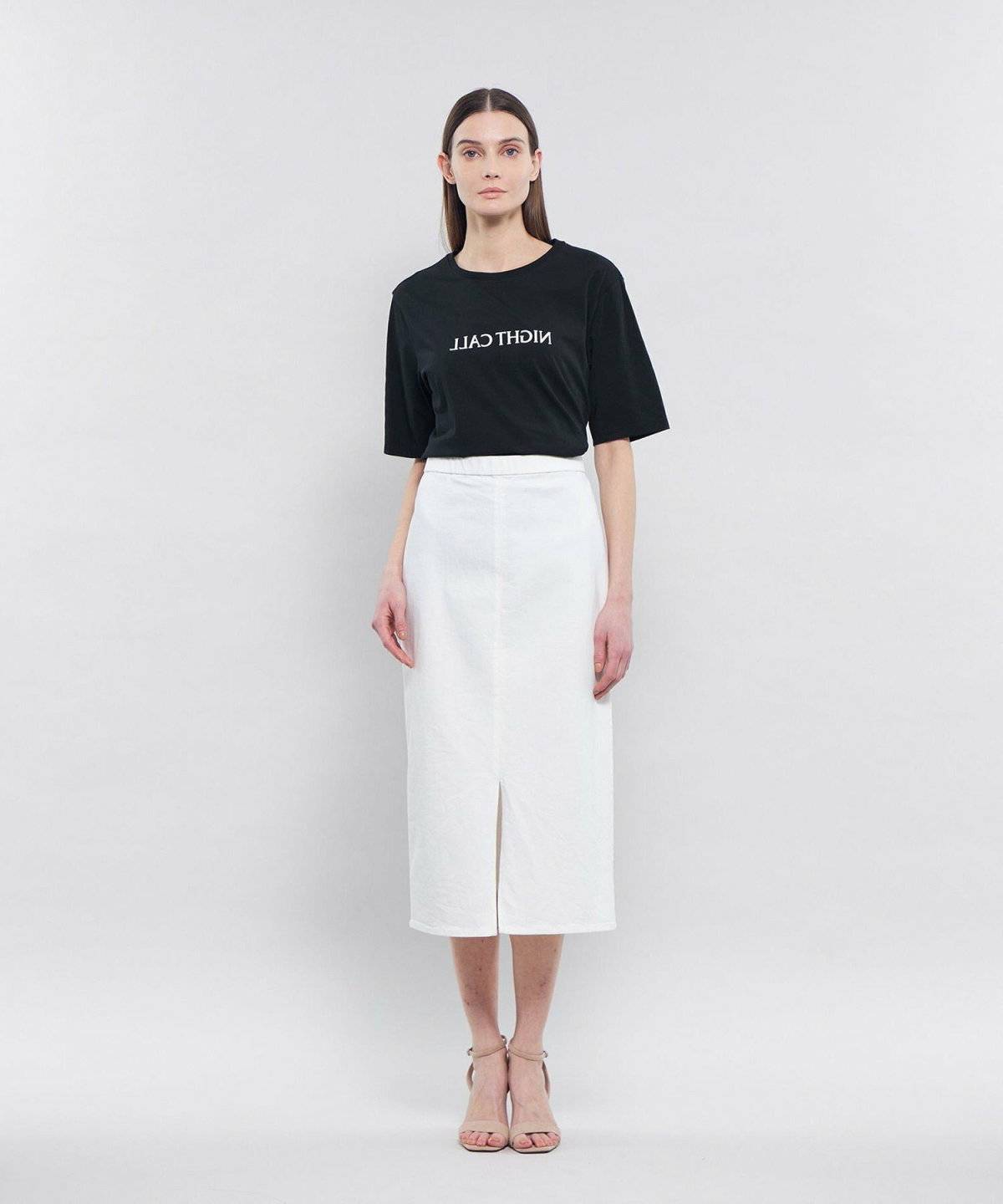 ミモレ丈ホワイトデニムスカートコーデ