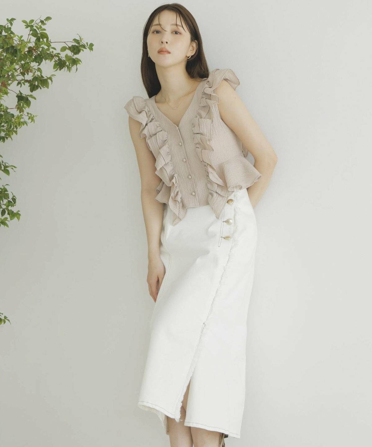 ホワイトスナップ付きデニムスカートコーデ