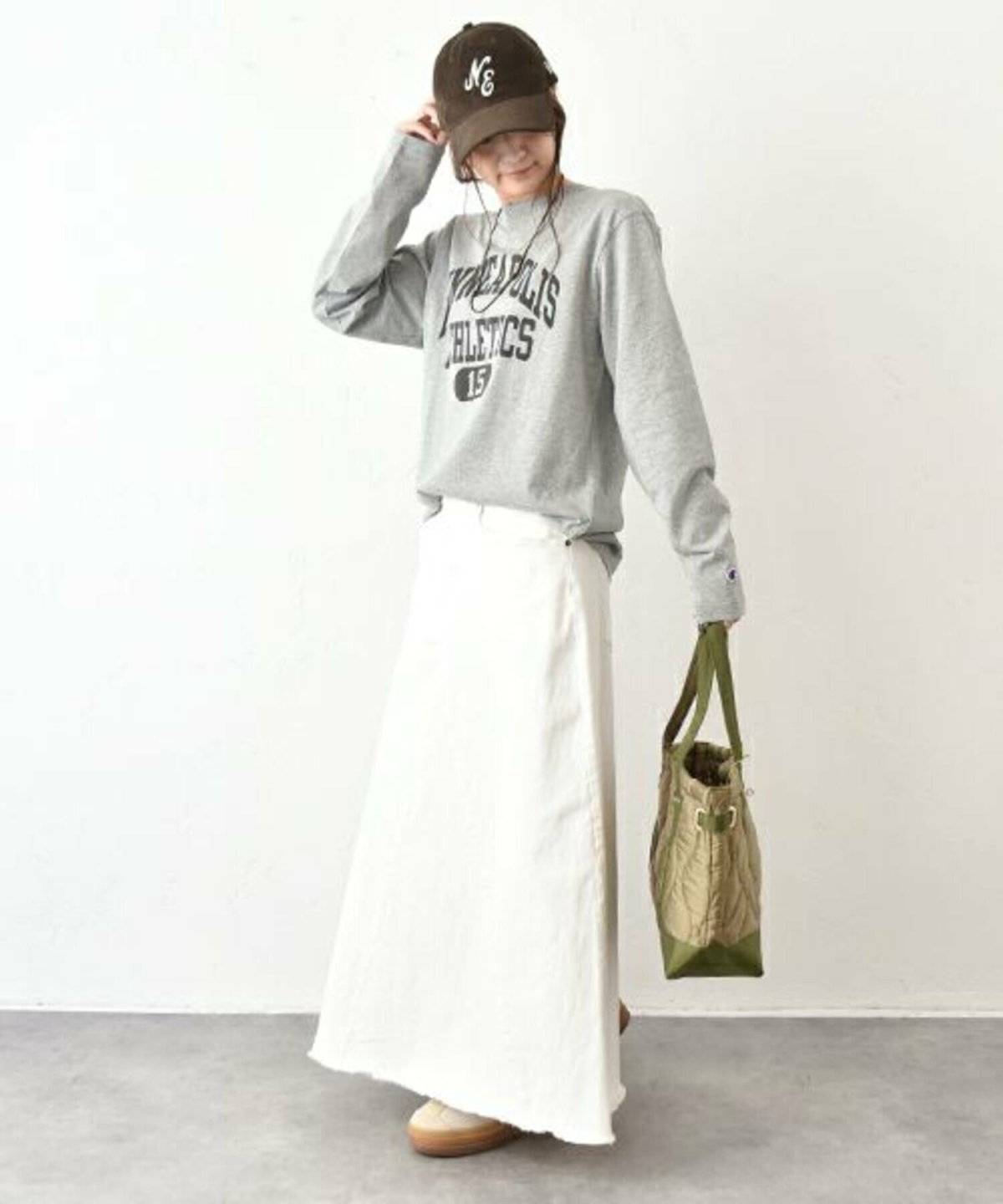 ホワイトデニムスカートコーデ