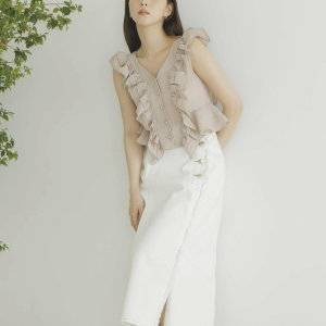 ホワイトのデニムスカートには何を合わせる?季節別レディースコーデ26選