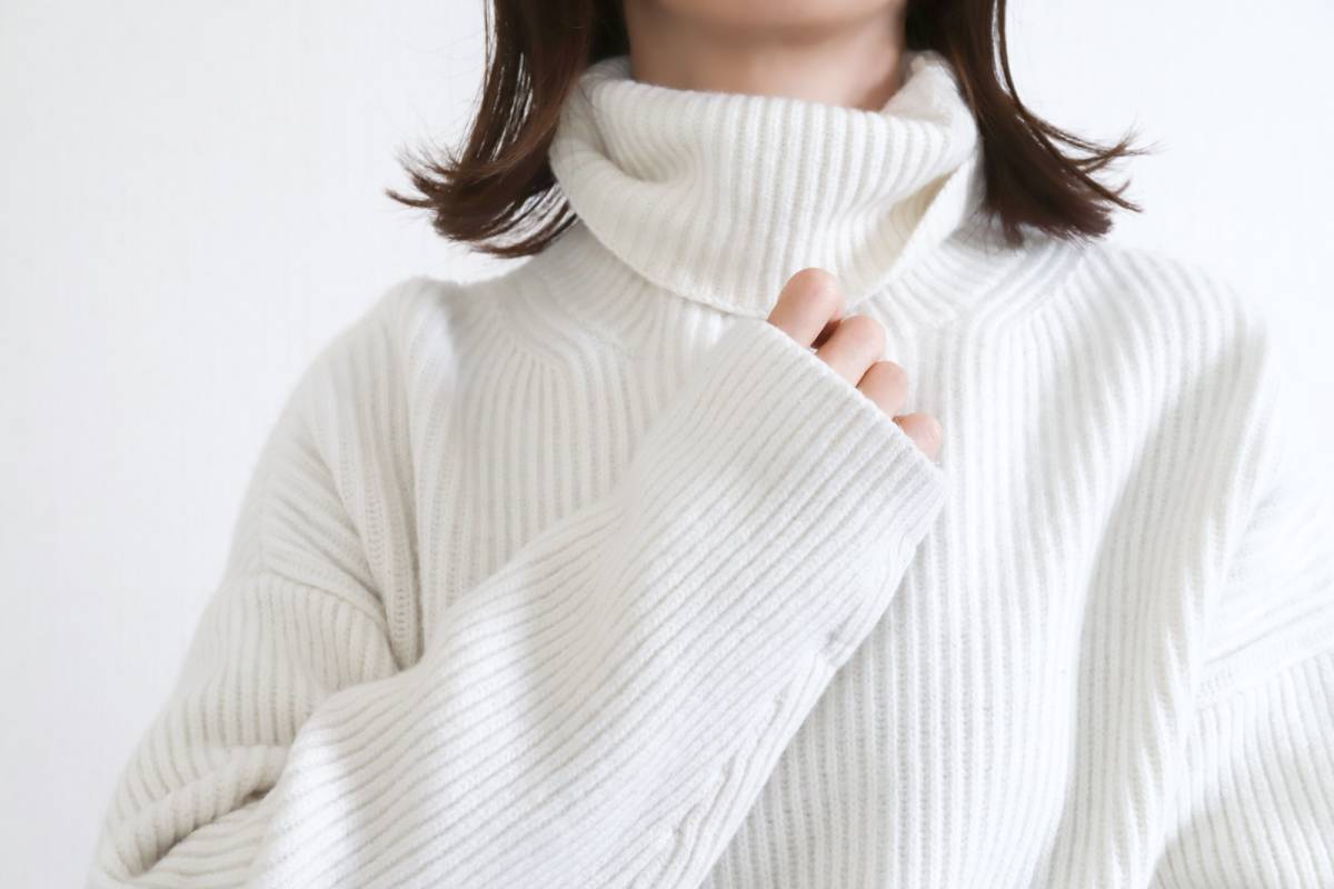 黒のインナーとベージュのセーター