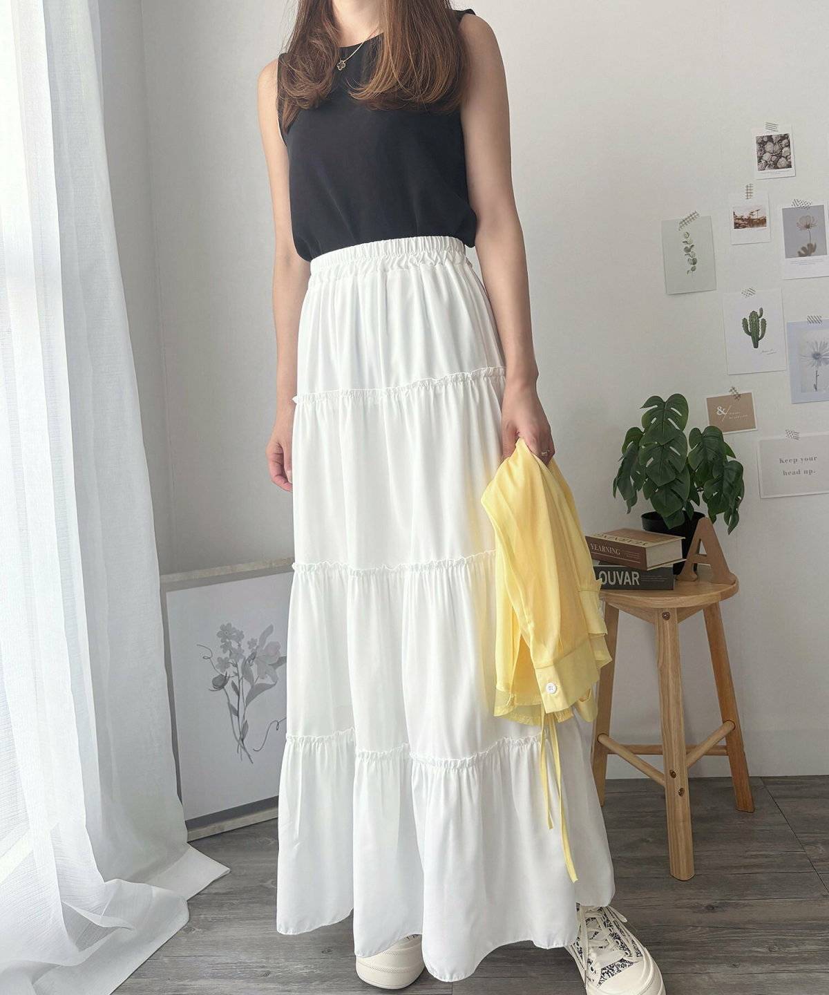 モノトーンコーデの女性