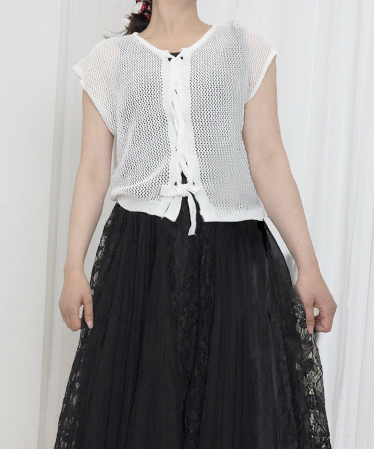 モノトーンコーデの女性