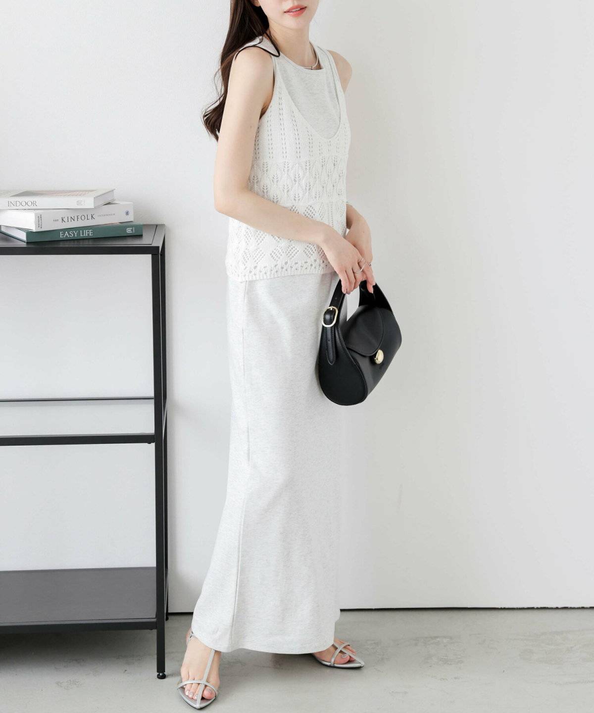 オールホワイトコーデの女性