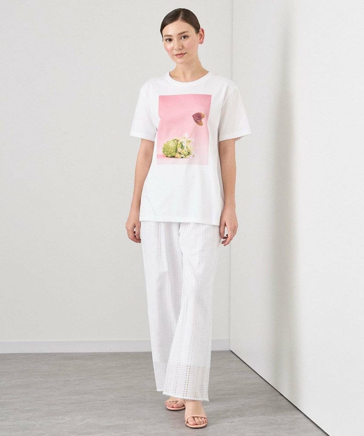 オールホワイトコーデの女性