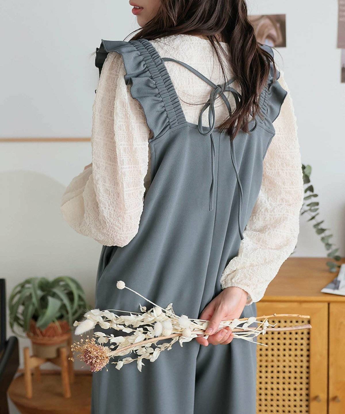 フリルサロペットを着た女性