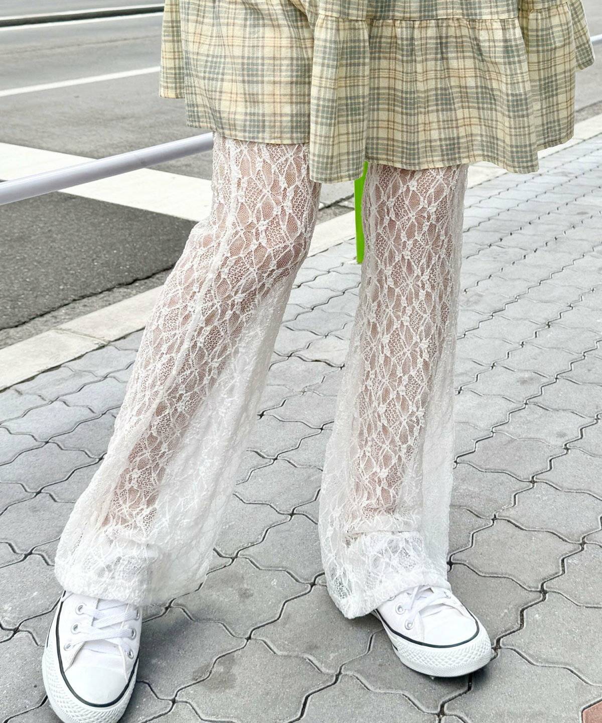 キャミワンピースにレースパンツを重ねた女性