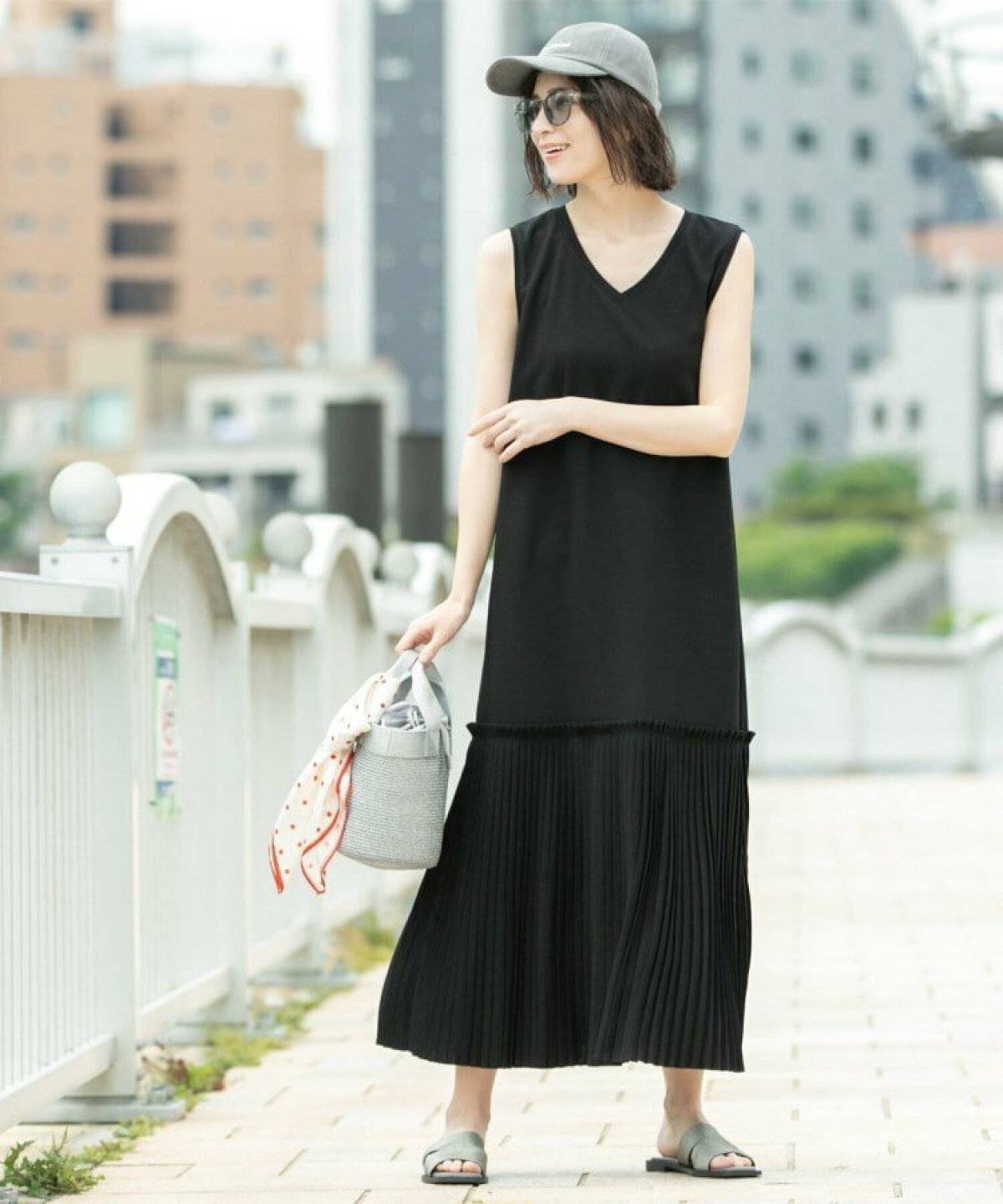 黒のスウェットワンピースを着た女性