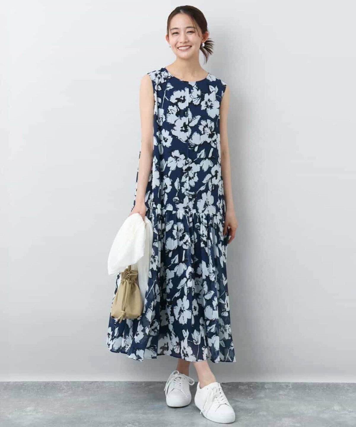 花柄ワンピースを着た女性