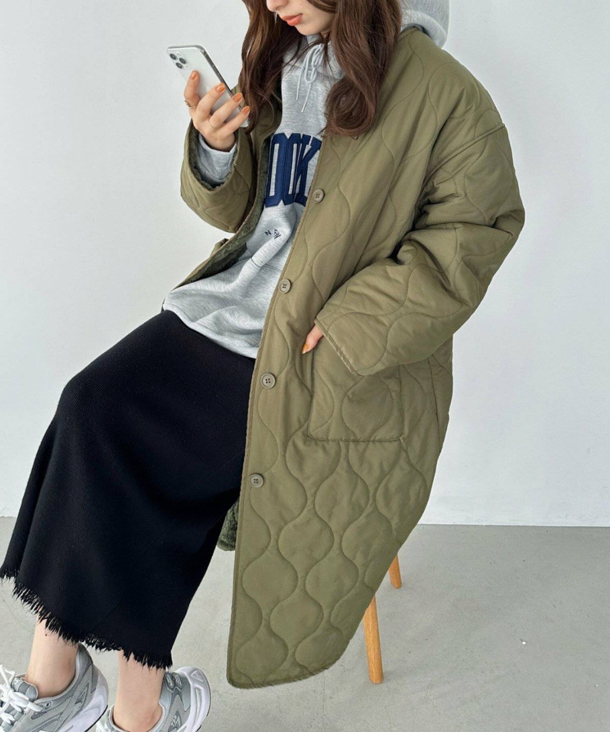 スカートコーデの女性