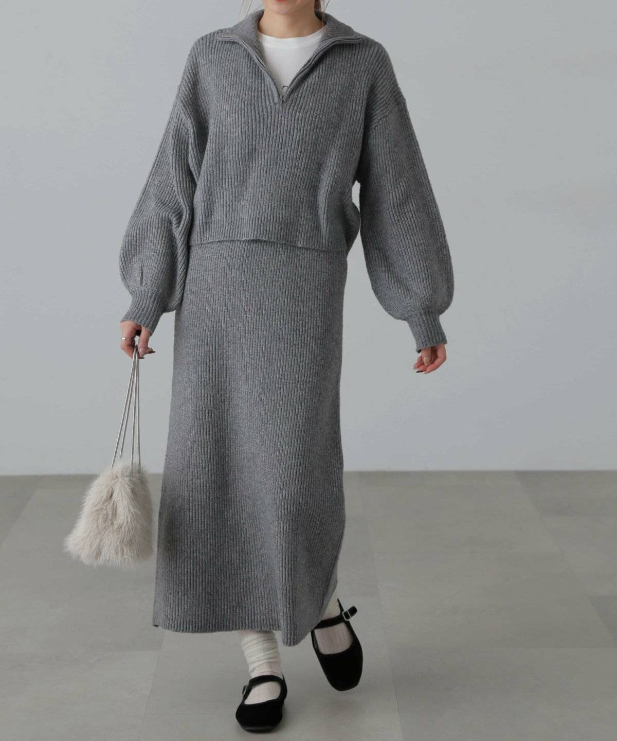 スカートコーデの女性