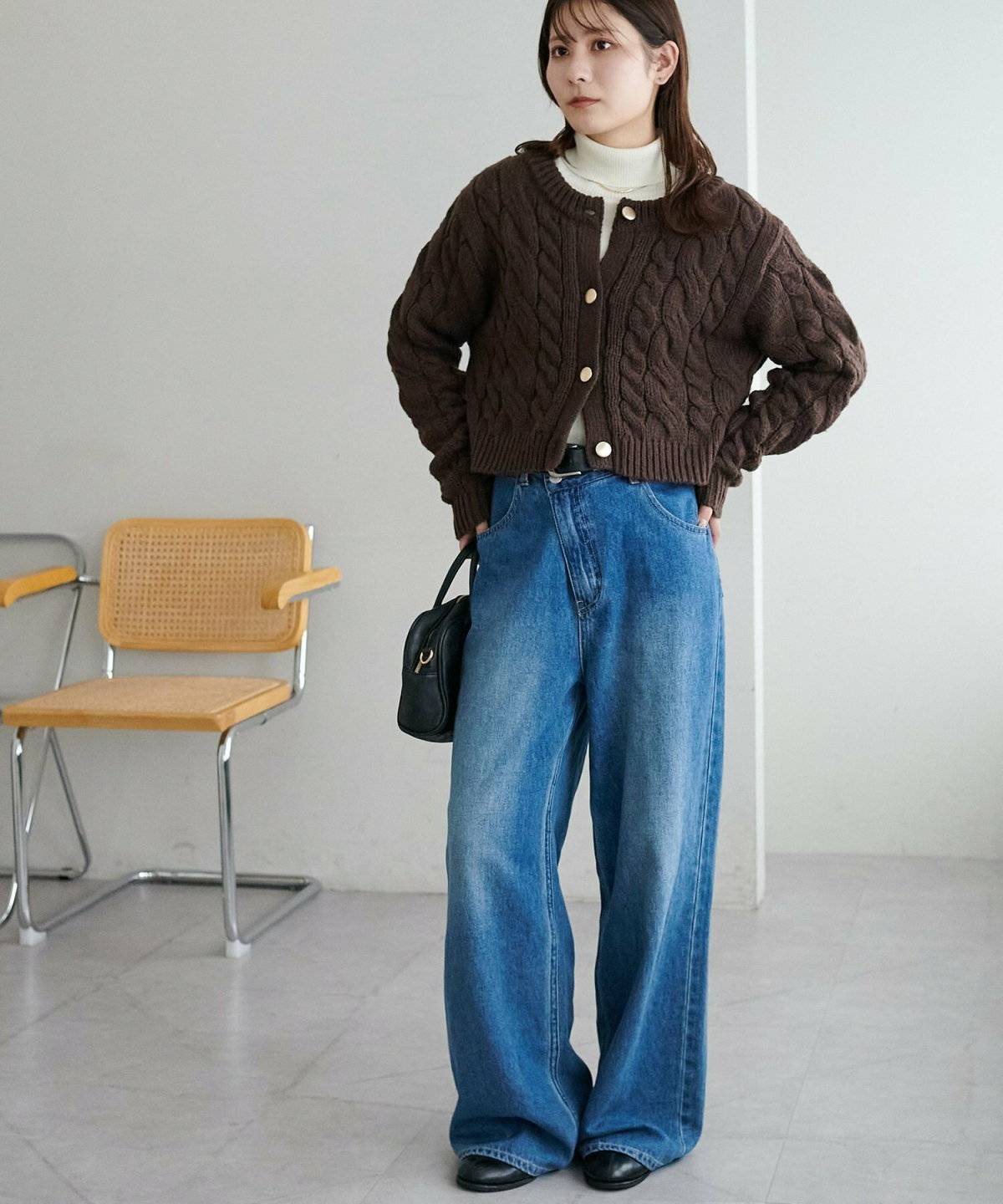 パンツコーデの女性