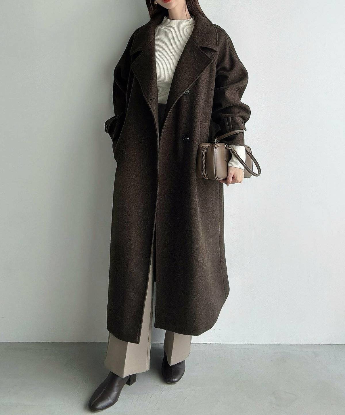 パンツコーデの女性