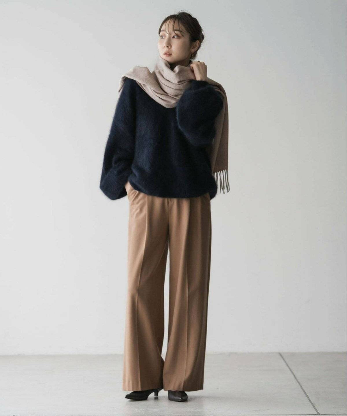 パンツコーデの女性