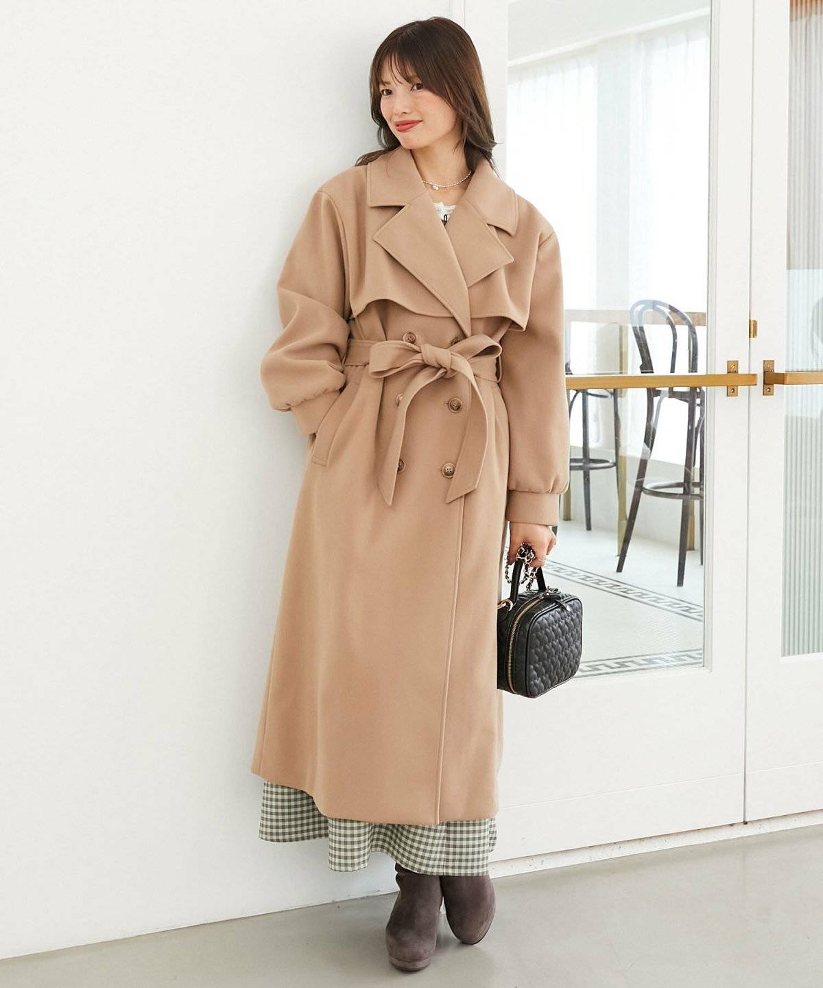 ワンピースコーデの女性