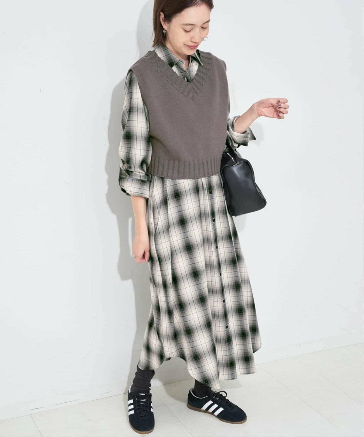 ワンピースコーデの女性