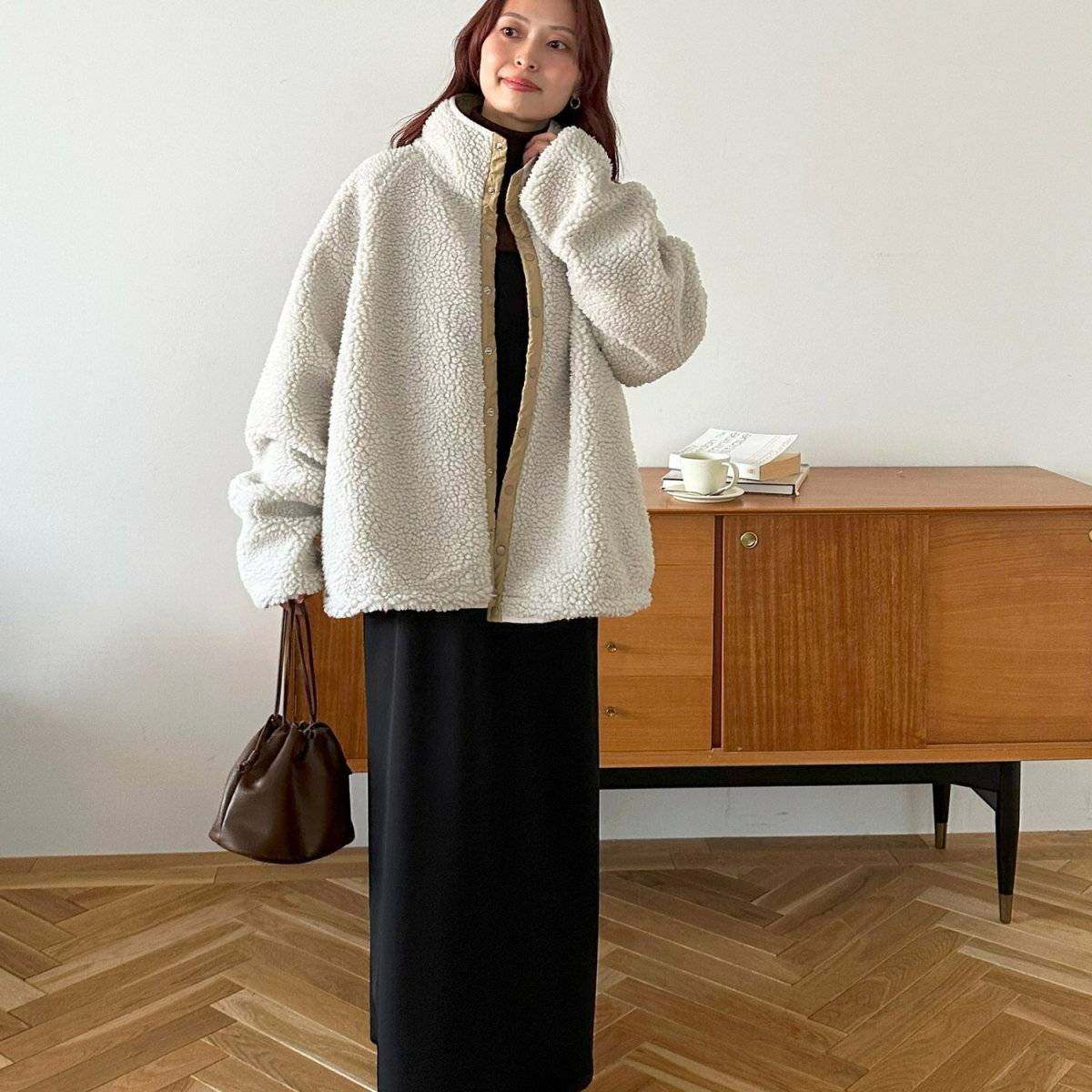 ワンピースコーデの女性