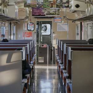 【ゾッとする怖い話】この男性、なにかおかしい……。電車で起きた恐怖体験