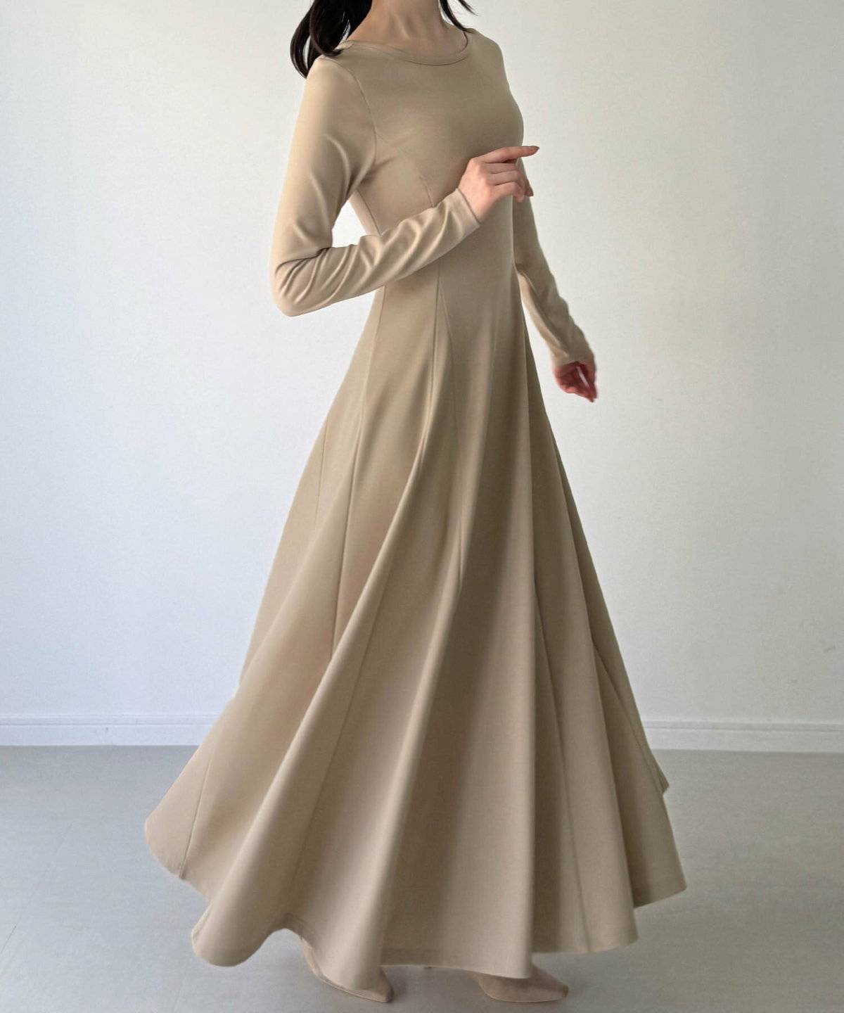 ロングワンピースを着た女性
