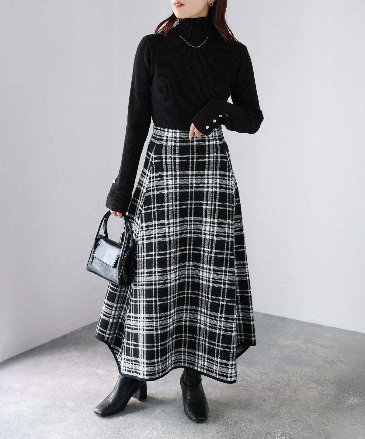 モノトーンコーデの女性