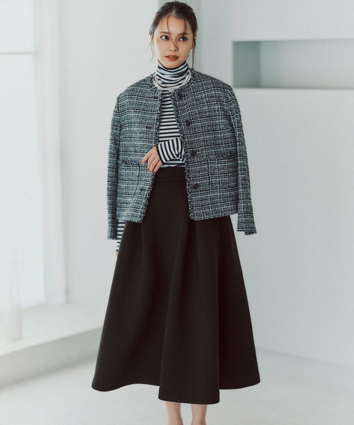 モノトーンコーデの女性