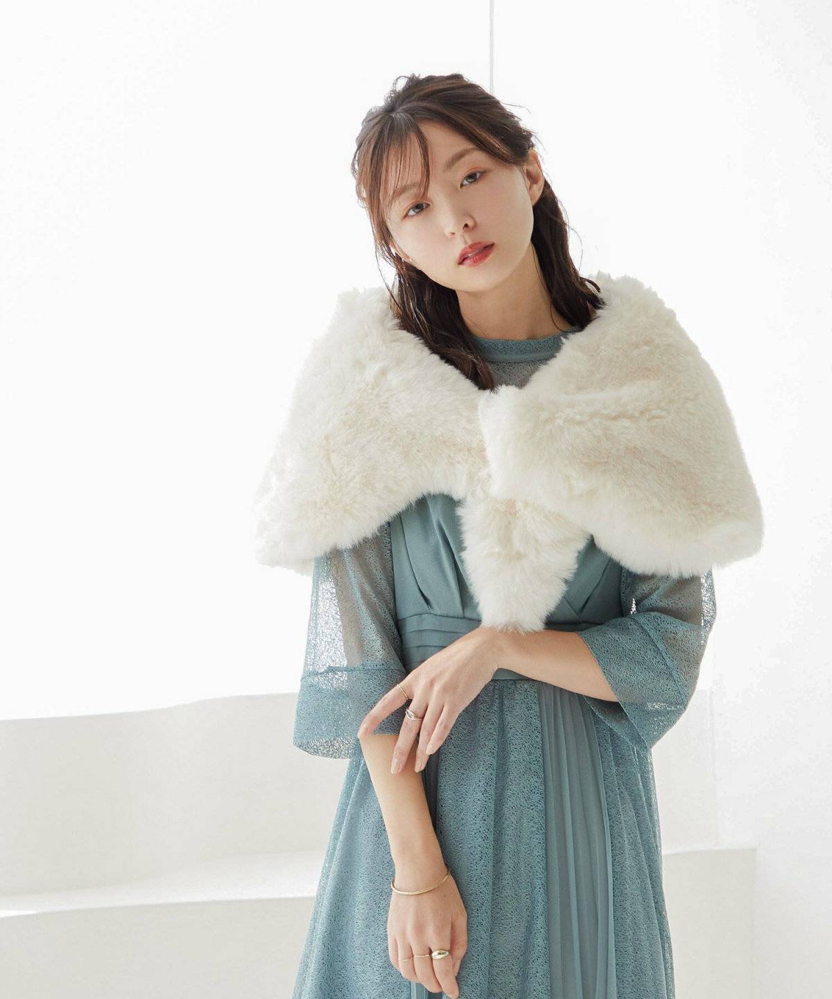 白のファーストールを使った女性