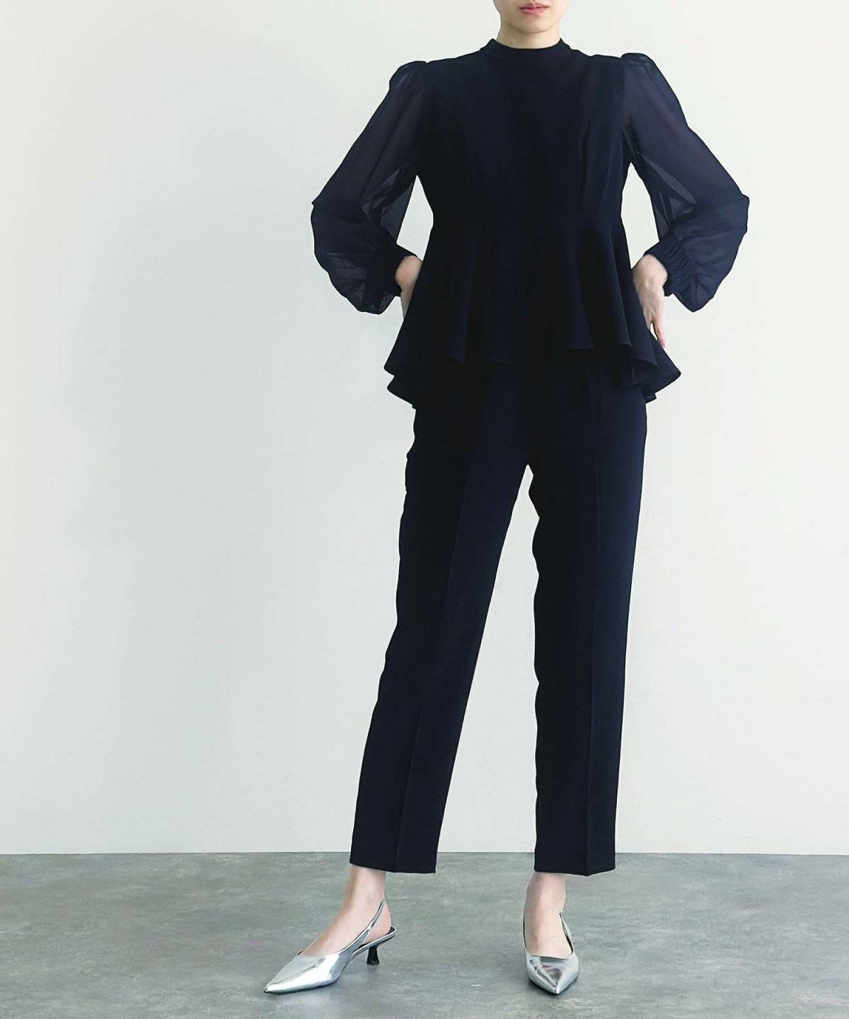 オールネイビーのパンツコーデ