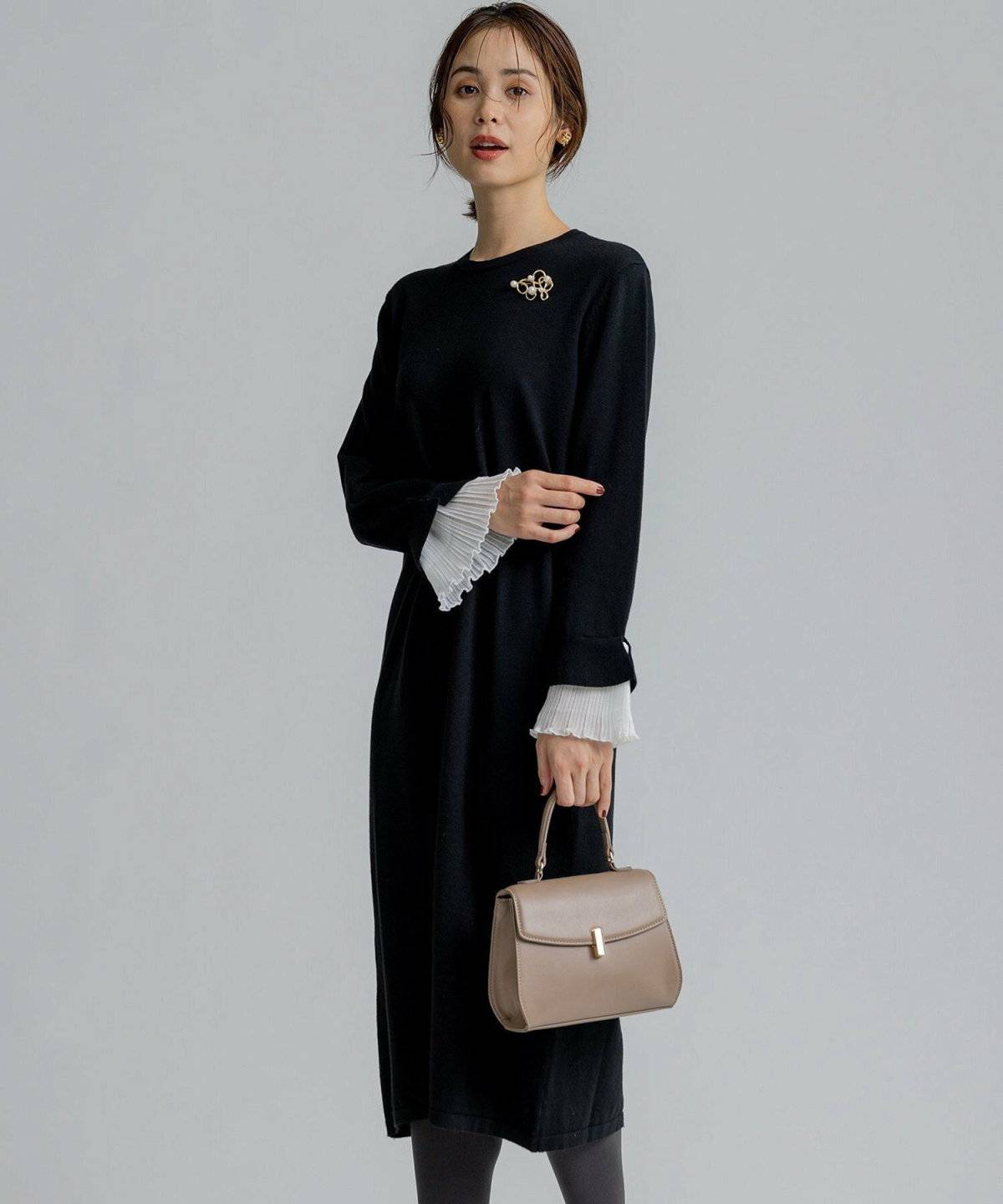 黒ニットの美人コーデ