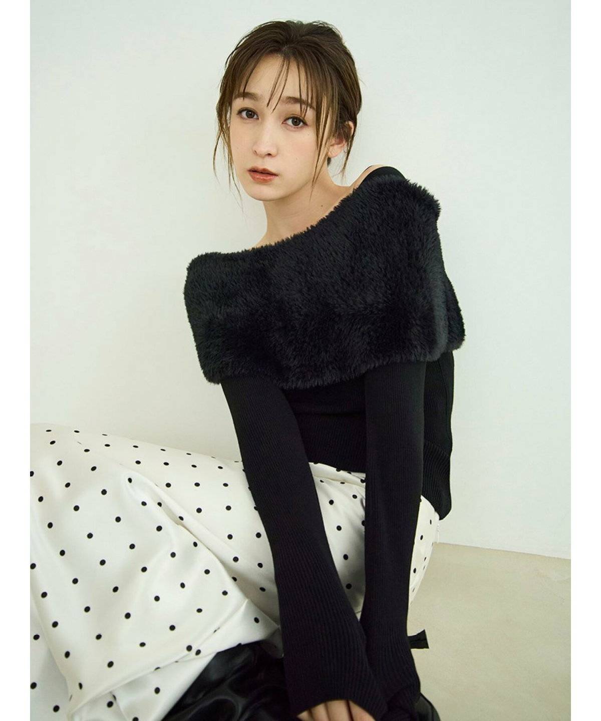 黒のファーケープでゴージャスに