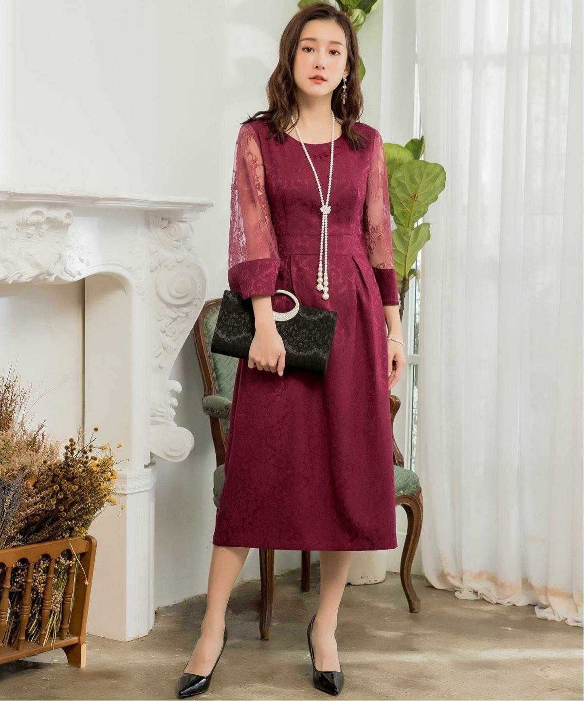 ワインレッド×黒の大人コーデ