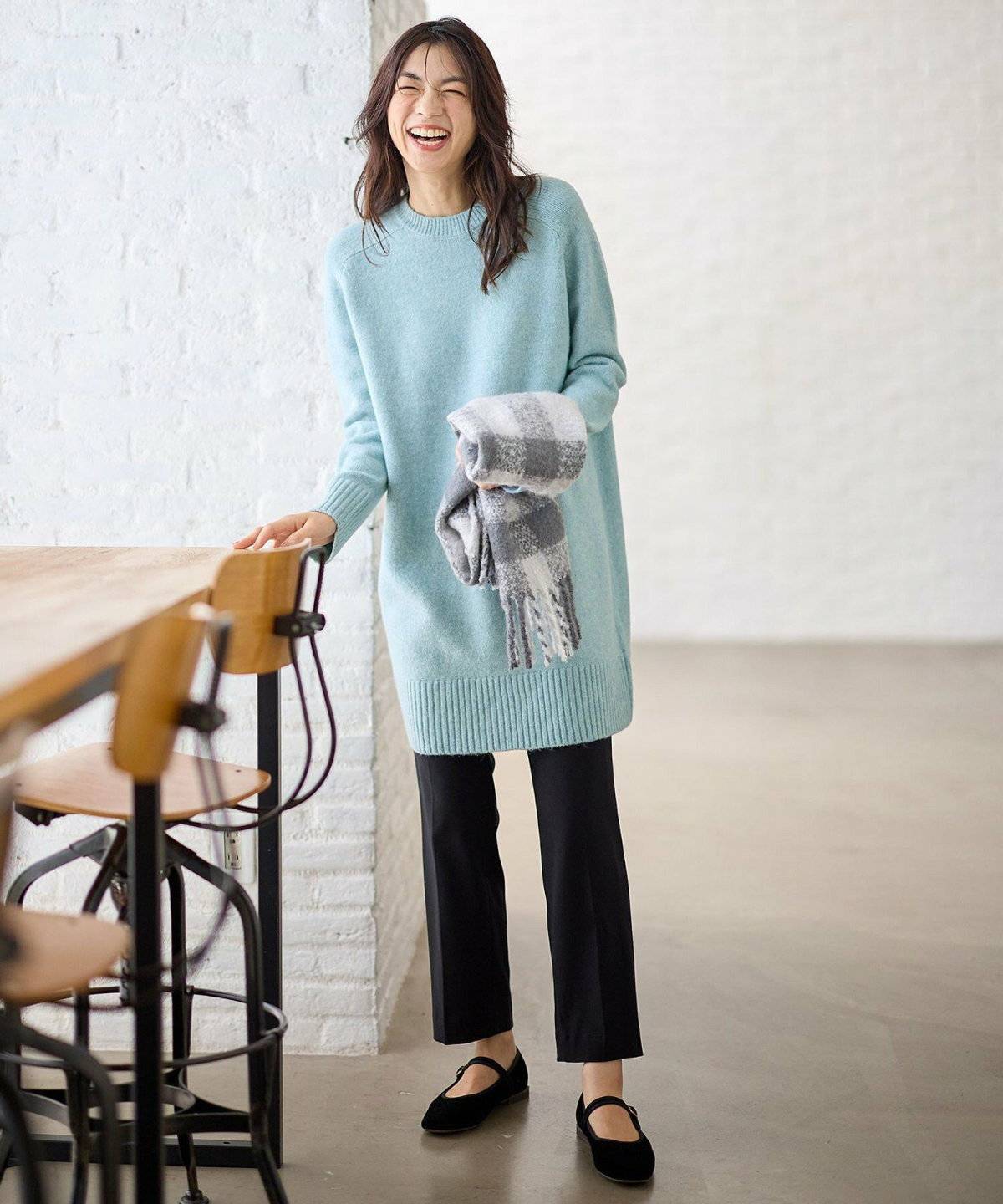 パンツコーデの女性