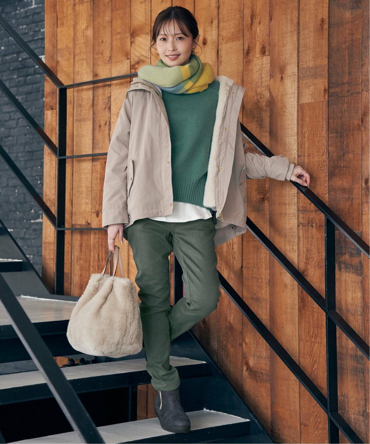 パンツコーデの女性