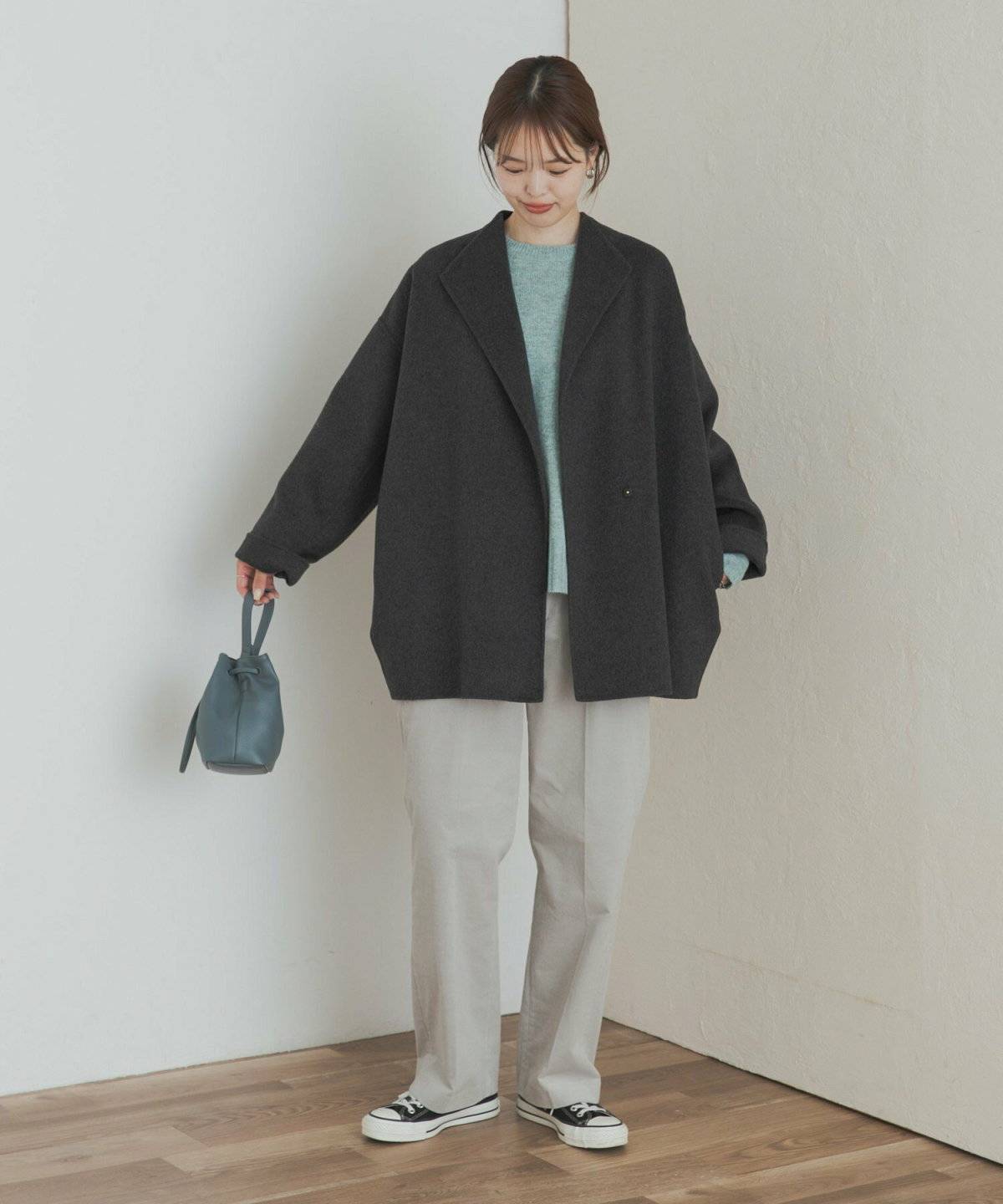 パンツコーデの女性