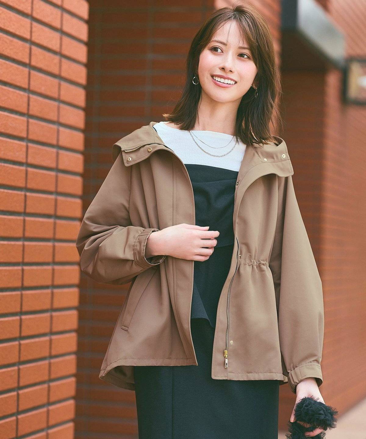 ワンピースコーデの女性