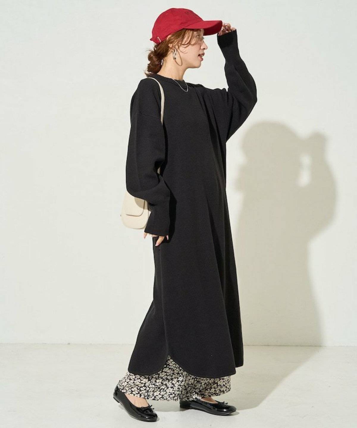 ワンピースコーデの女性