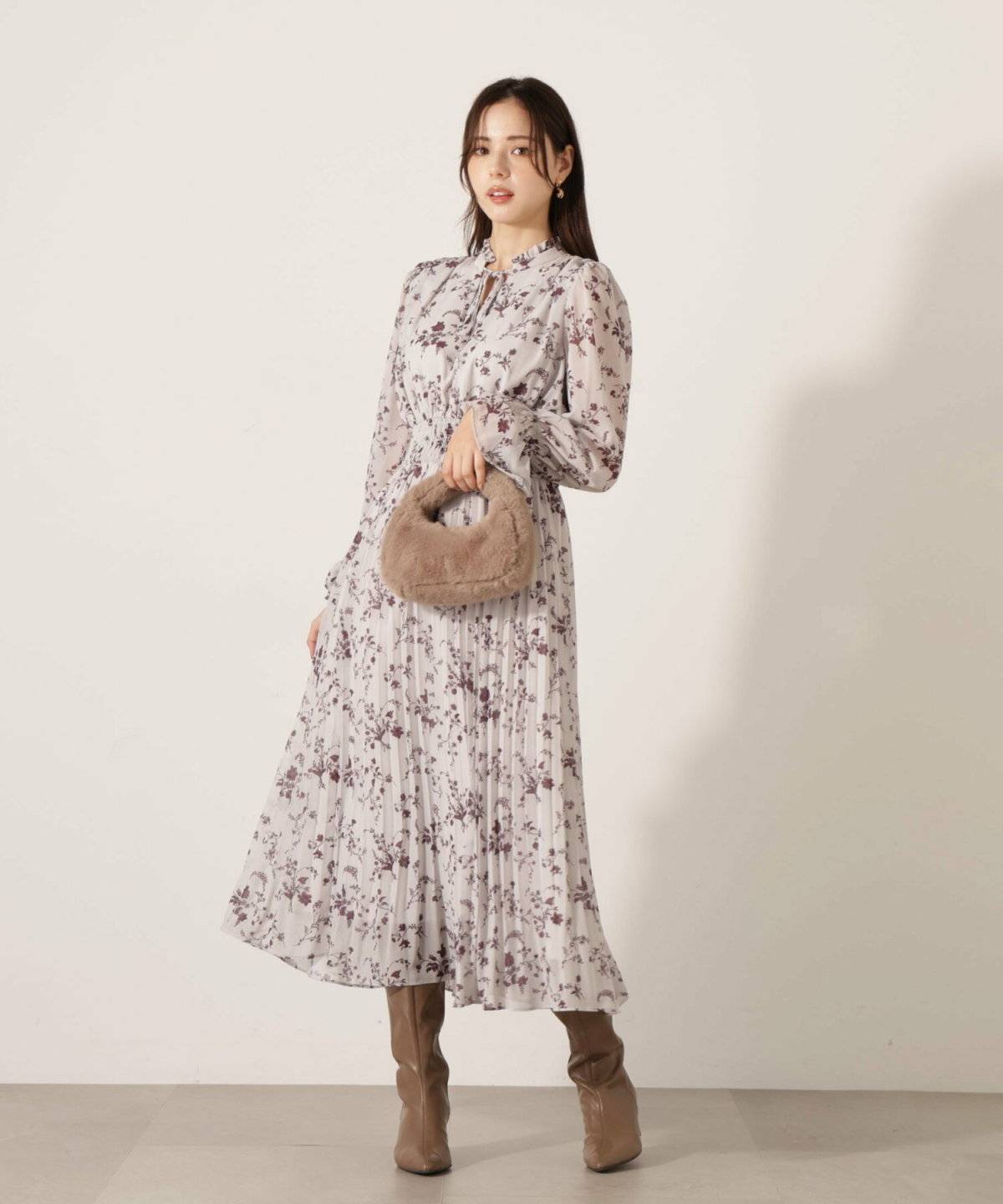 ワンピースコーデの女性