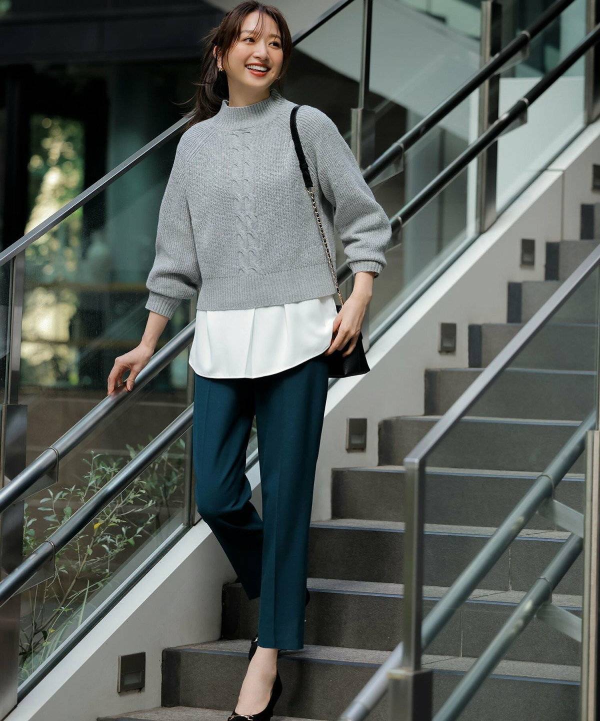 パンツコーデの女性