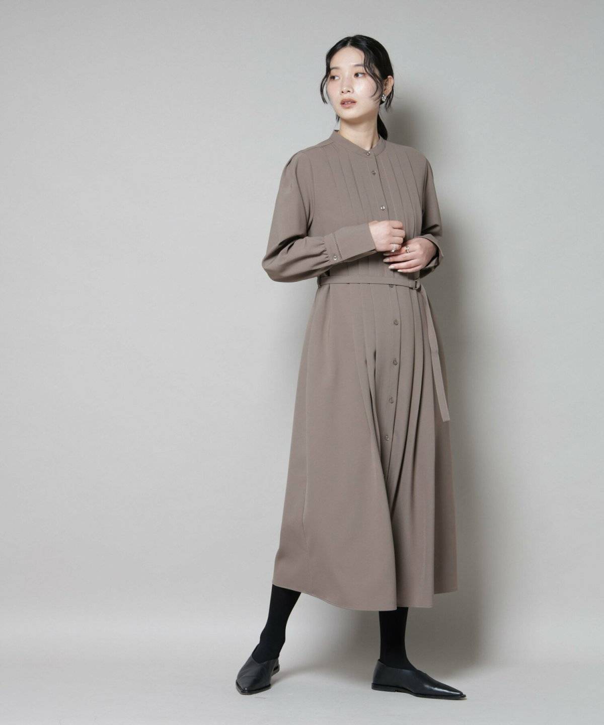 ワンピースコーデの女性