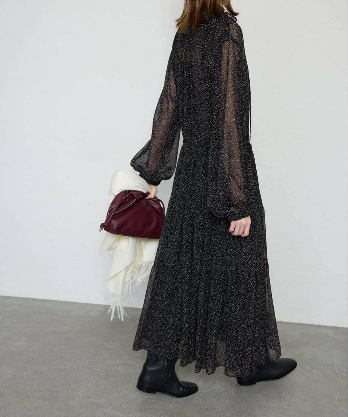 ワンピースコーデの女性